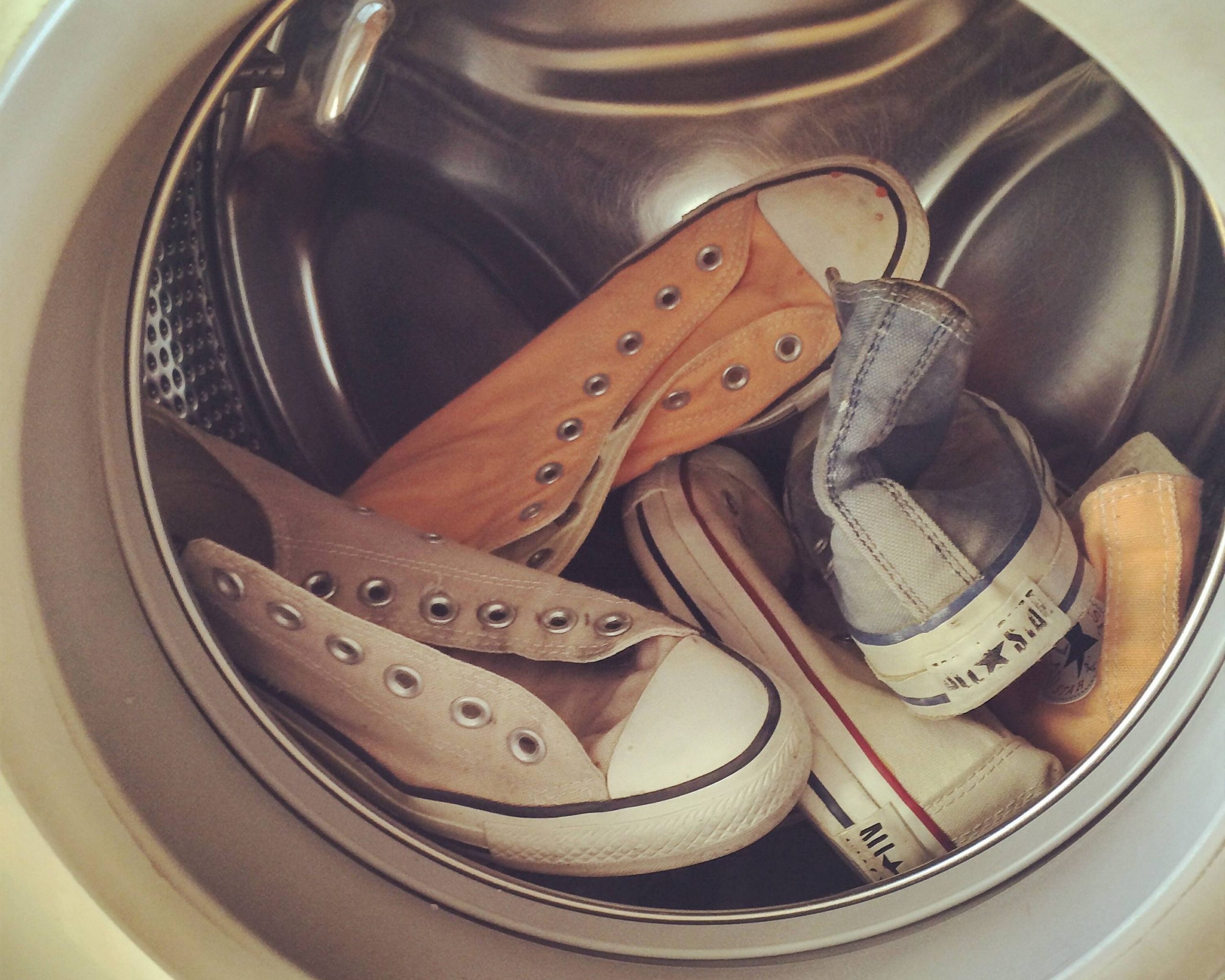 Thêm khăn vào khi giặt giày bằng máy giặt 
